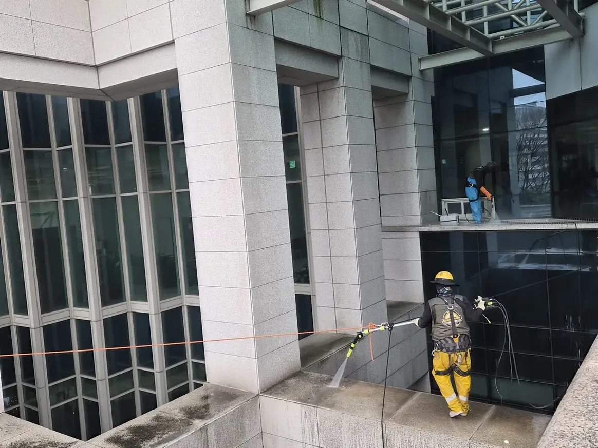 진주시 망경동 상가건물 옥상 파라펫 장비 주변 정밀 위생청소 사례 - 행진크린